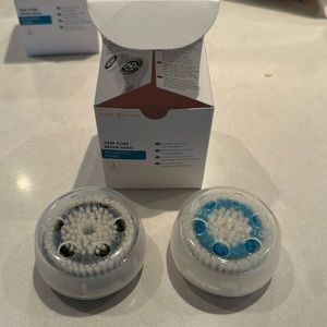 NEW Clarisonic set of 2 brush heads - one deep pore brush head and one delicate